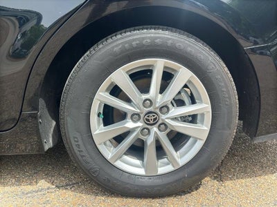 2025 Toyota Camry LE (SE)