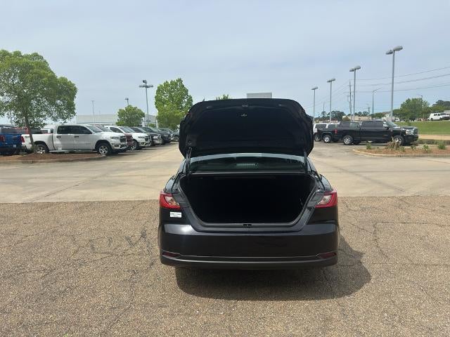 2025 Toyota Camry LE (SE)