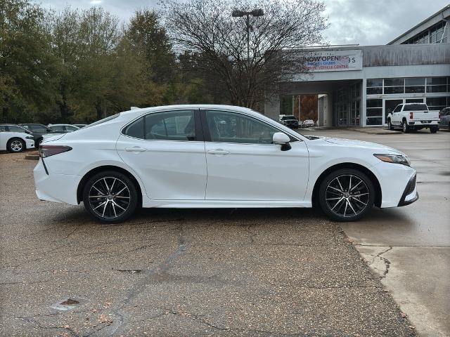 2024 Toyota Camry SE Auto (SE)